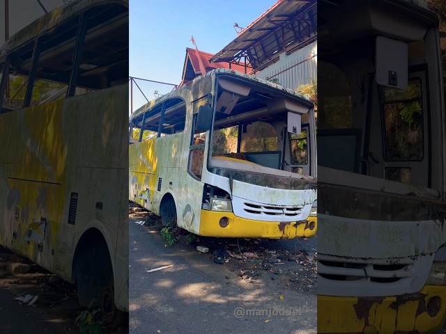 Masuk ke dalam Bus Telolet Tua Angker 😱😱😱 Entering the old haunted telolet bus class=