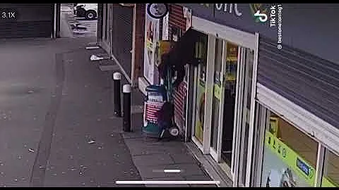 Poor old lady vs the shop shutters #shop #shutterspeed #funnyaccidents