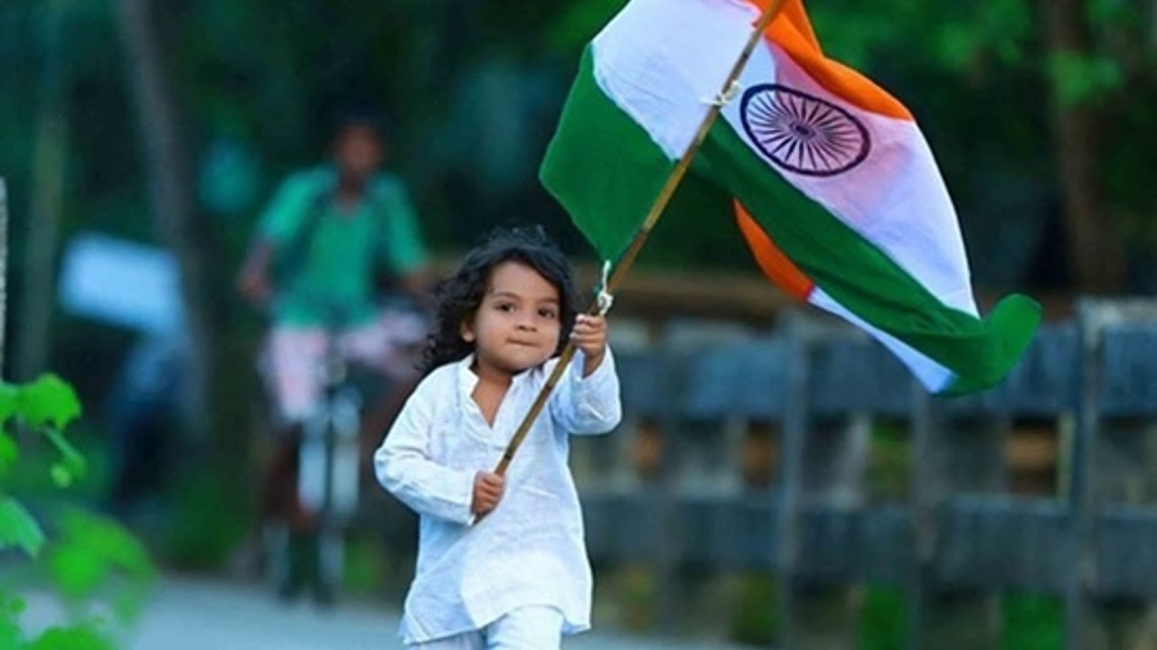 ребенок с флагом индии. Happy india. Day of republic of india greeting. обретение независимости индии. семейные традиции в индии.
