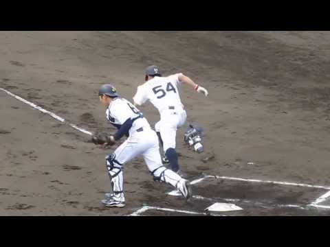 バント練習する堤裕貴選手（#54）。オリックス春季キャンプ2014