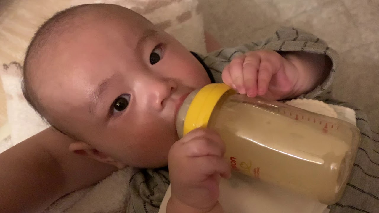 【可愛い】自分でミルクを飲む4ヶ月の赤ちゃん♡ YouTube