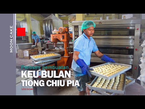 pengrajin  kue Tiong chiu pia . kue bulan. moon cake. festival musim gugur