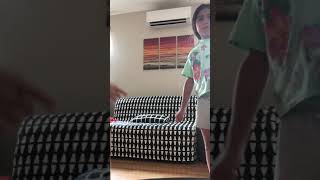 my sis farted in my face when i was doing a handstand ๐๐