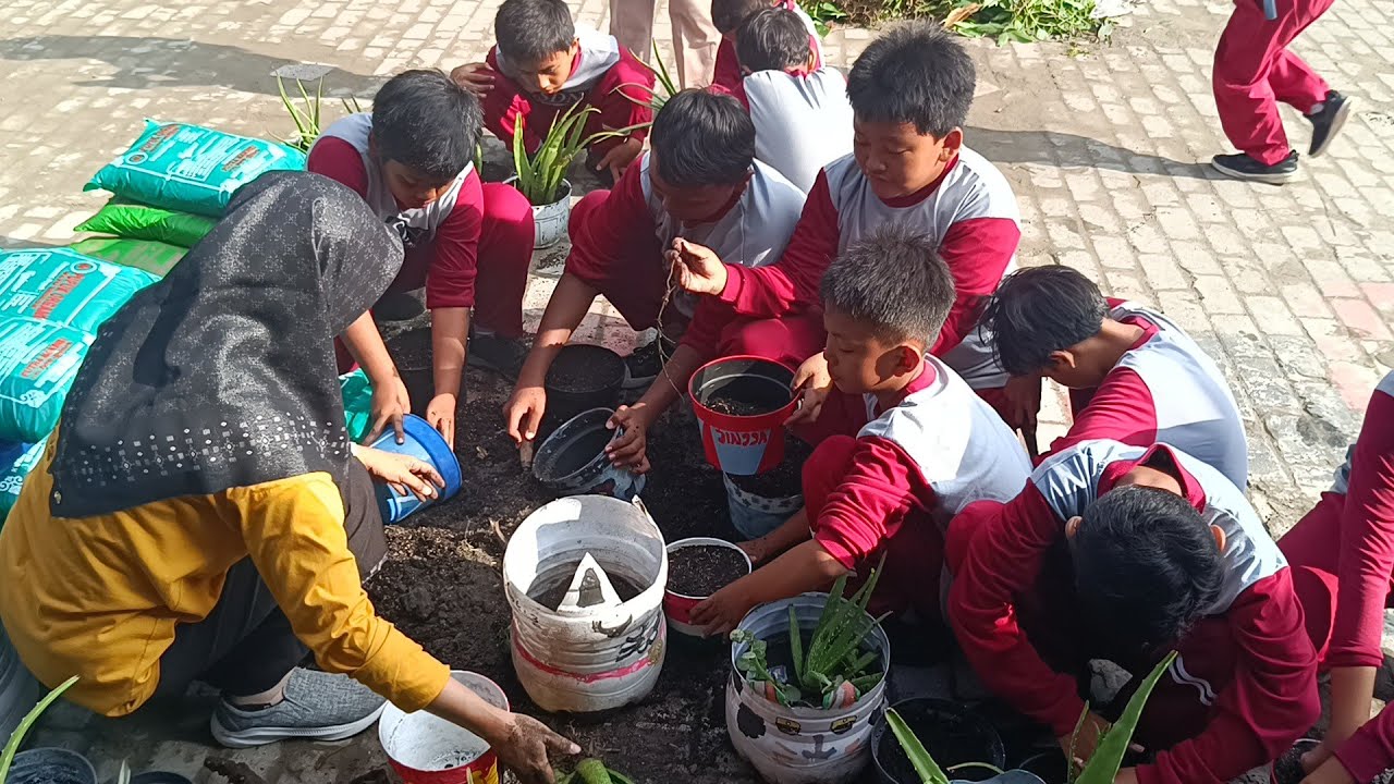 Kerja Bakti Menyambut Ramadhan di SD Negeri Kauman