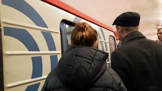 Электропоезд 81-717/714.5М Номерной на станции метро Лубянка