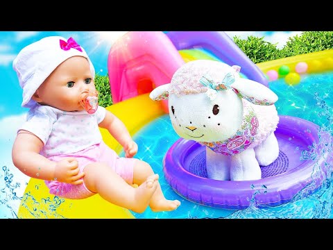 A Boneca Baby Born Annabelle Encontra um Cordeirinho na Piscina. Vídeo Infantil.