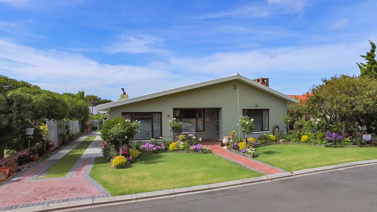 3 Bedroom House for sale in Western Cape Overberg Kleinmond