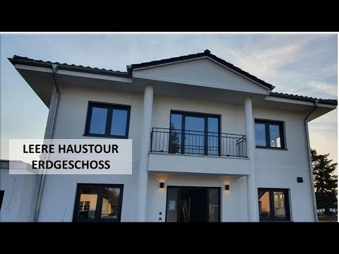 Video: Ein weißes Haus mit einem leeren Erdgeschoss für unterhaltende Gäste