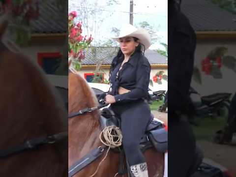 Stunning Mature Women Riding #horse #colombia #cowgirl #rodeo #beautifulwomen #curvy #latinas
