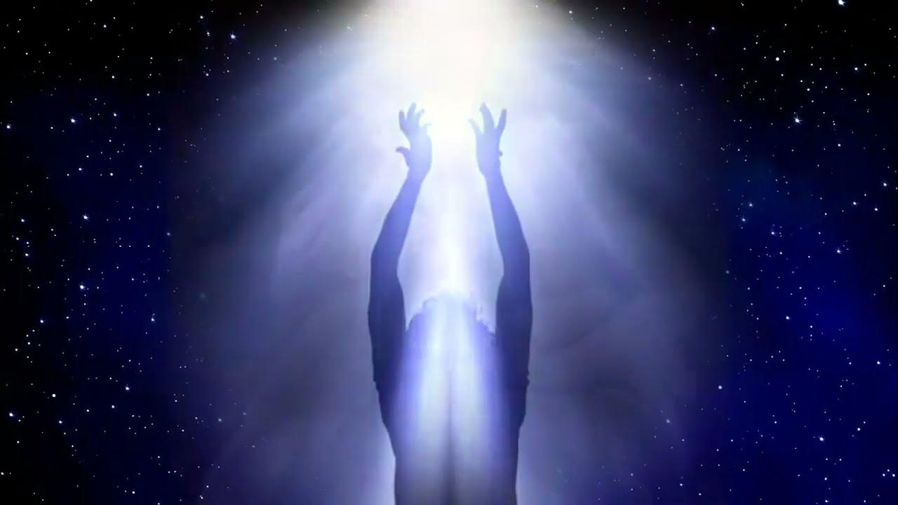 Луч света на человека. Человек свет. Человек в Луче света. Божественный Луч света. Свет из человека.