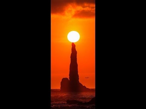 積丹半島の奇岩ローソク岩に 灯 ともる 赤い太陽と重なる 14 05 23 北海道新聞 Youtube