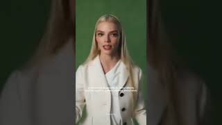 Anya Taylor Joy'un 2018 Met Galasında Hailee Steinfeld ile anısı