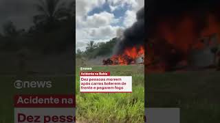 Dez pessoas morrem após carros baterem de frente e pegarem fogo na Bahia