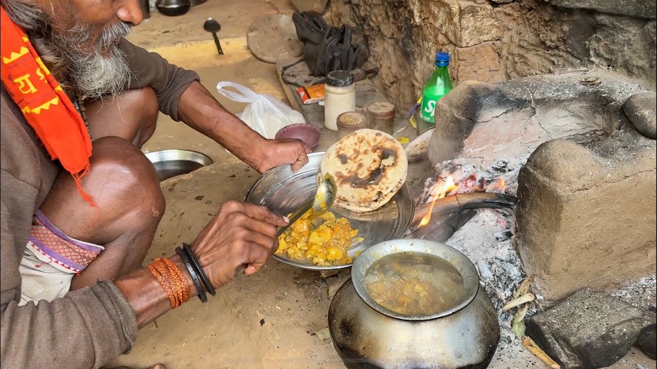 सिद्ध संत ठाकुर जी को पेड़ में बांधकर बनाए आलू पपीते का साग जौ चना के टिक्कड़ की सात्विक प्रसादी