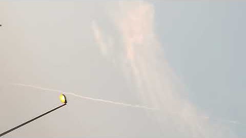 Airplane Leaving a Long Smoke Trail in the Sky ✈️🌤️ #SkyWatch #Contrail #AirplaneSpotting
