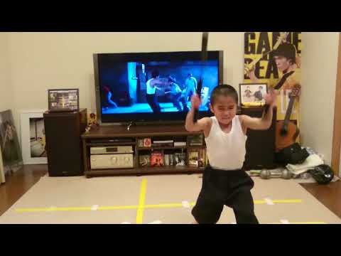 Bruce Lee's movie nunchaku scene performance -Ryusei 7yearold-