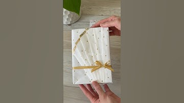 Learn how to pleat-wrap a gift! Simple and elegant style #how #gift #giftwrapping #wrapping #pleated