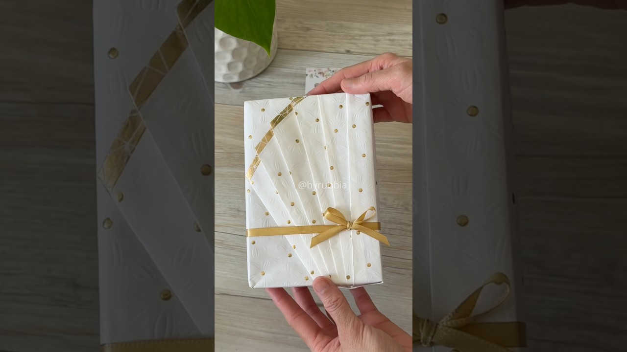 Learn how to pleat-wrap a gift! Simple and elegant style #how #gift #giftwrapping #wrapping #pleated