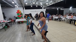 Mira Como Bailan Las Chicas Para Poder Ganar Una Canasta Hasta Al Pasi Se Tiraron