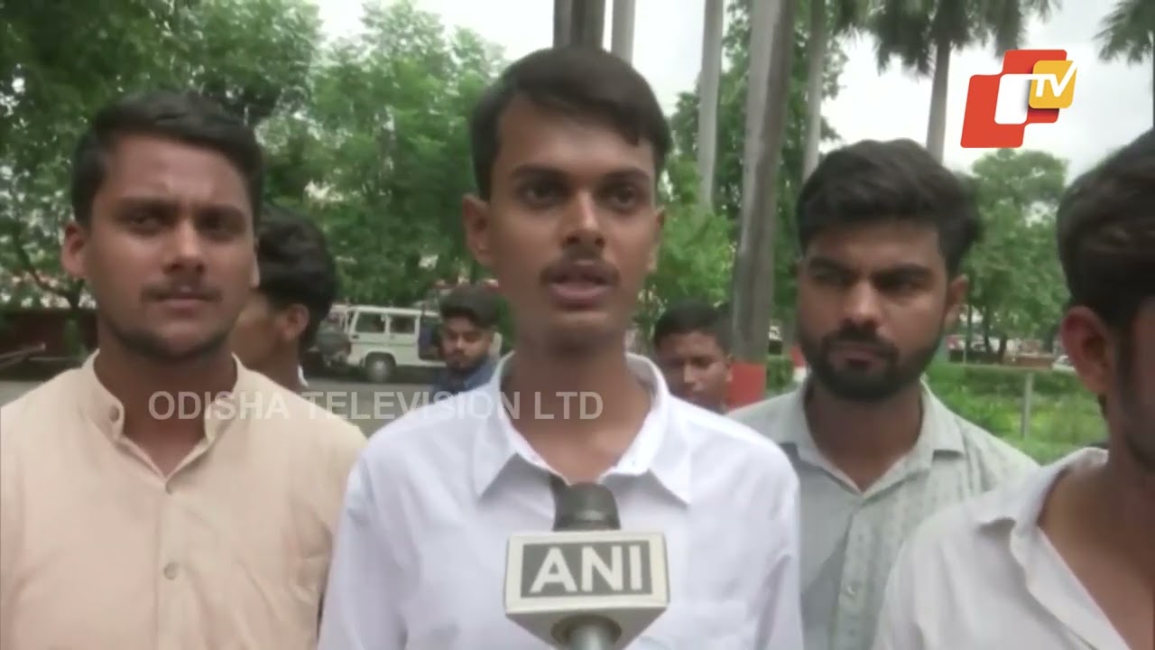Unique protest by student union of Gorakhpur University demanding election