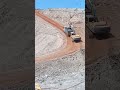 Escavadeira Volvo EC360 ajudando caminhão Basculante a subir ladeira