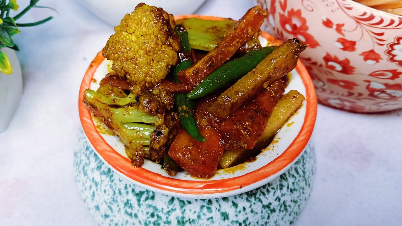 5 min  में बिना धुप के गाजर , मुली, मिर्च, गोभी और सेम  का पचमेल तीखा चटपट्टा अचार सर्दियों में बनाए