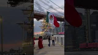 Confira o momento em que o navio da marinha mexicana colidiu com a ponte do Brooklyn, em Nova York