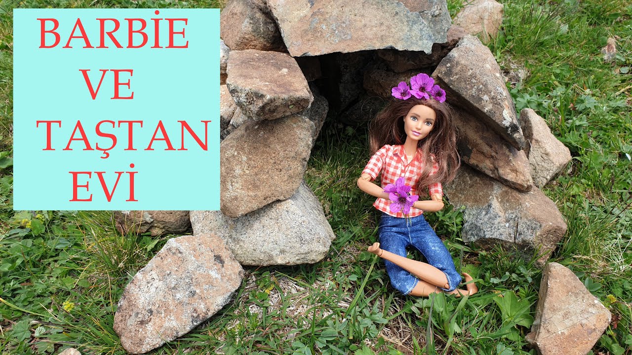 Barbie taştan ev yapıyor ve çiçek topluyor. Making house with stones