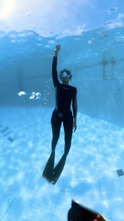 freediving 5 meter training #freedive #leohex #swimsuit in confined water