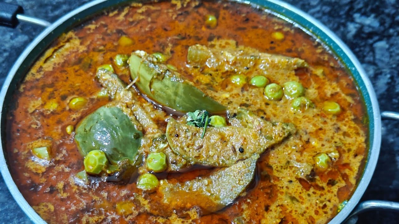 महाराष्ट्रीयन तरीके से मसाला मटर बैंगन एक बार बनाएं 