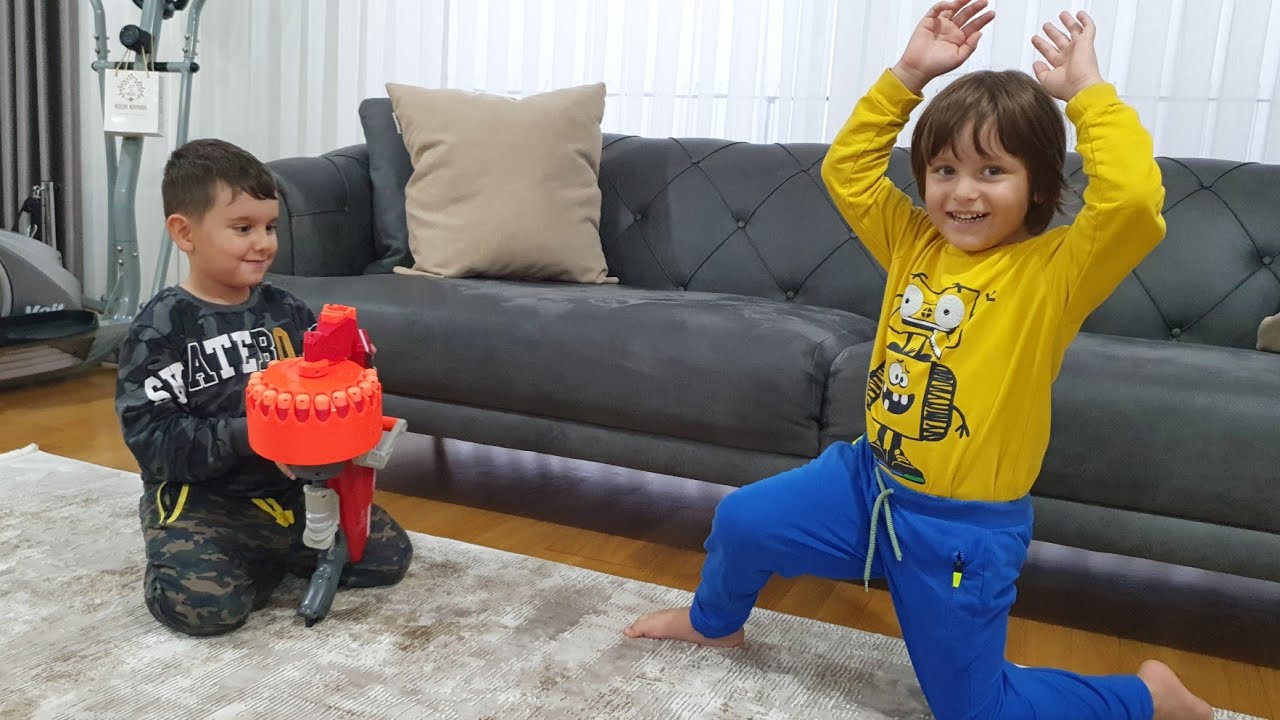 Fatih Selim ile Yusufun nerf savaşları. Ok ve nerf ile karşılıklı atış eğlenceli oyun