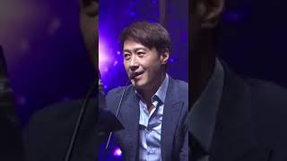 #黎明 罕見現身為趙薇頒獎，成龍帶頭起立鼓掌，得到香港打牌認可的內地女星不多，足以見得趙薇的實力！