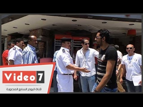 بالفيديو حى العجوزة يزيل إشغالات أحد المطاعم لإخلاء الرصيف