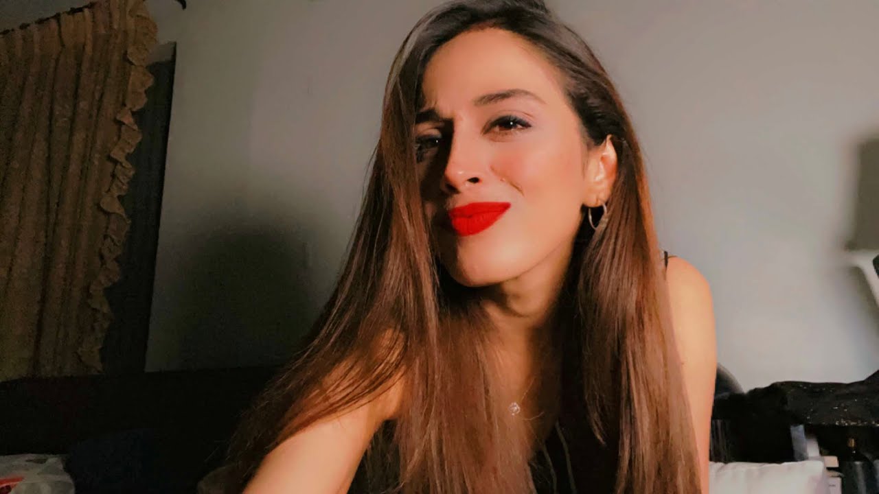 The Hamare Mehman host Fizaah Shoaib telling her story to fans live on instagram