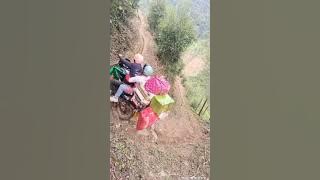 perjuangan tukang ojek yg viral di china,bawa tumpangan plus  beban dan  dgn medan berbahaya