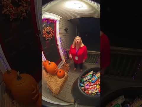 رئيس جمعية أصحاب المنازل يلتقي بمقلب الحلوى تم التقاطه بواسطة كاميرا رينغ