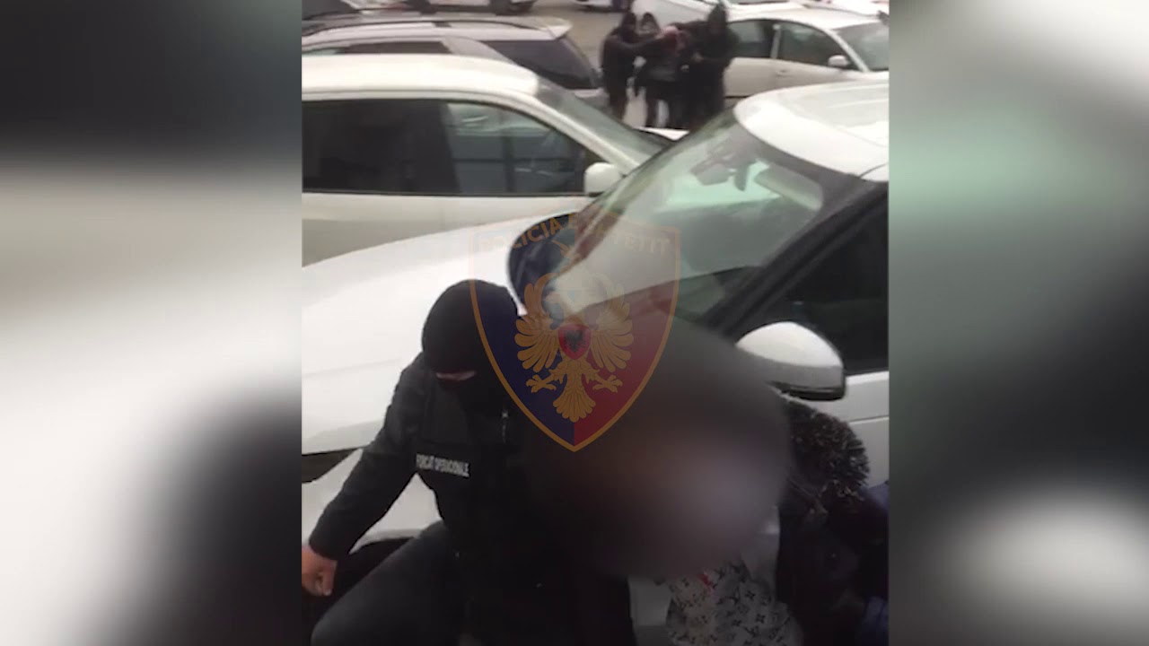 Grabitja me dhunë në një fshat të Tiranës, momenti i arrestimi të 3 autorëve