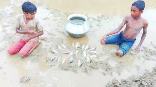 Fishing Video Amazing Hand Fishingsmart2Boy Catching Fishing Hand Traditional Hand Fishing Video