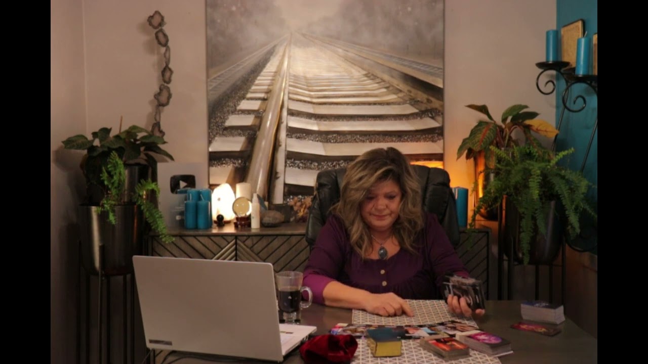 CAPRICORN JAN 17 SOMEONE AFFLUENT/HIGH RANKING HEADING YOUR WAY SUMMER SOLTICE