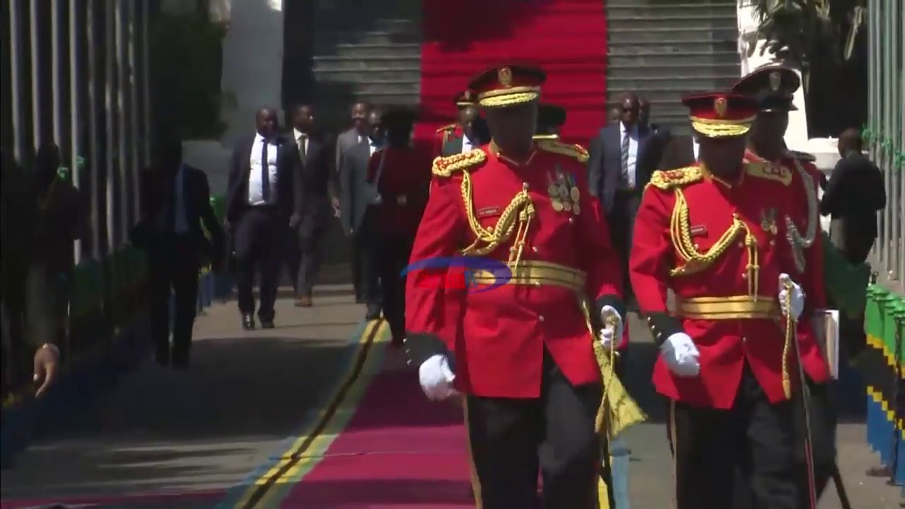 JPM alivyowasili eneo maalum la kuwatunuku kamisheni maafisa wanafunzi JWTZ