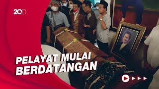 Tahlil Iringi Kedatangan Jenazah Fahmi Idris di Rumah Duka