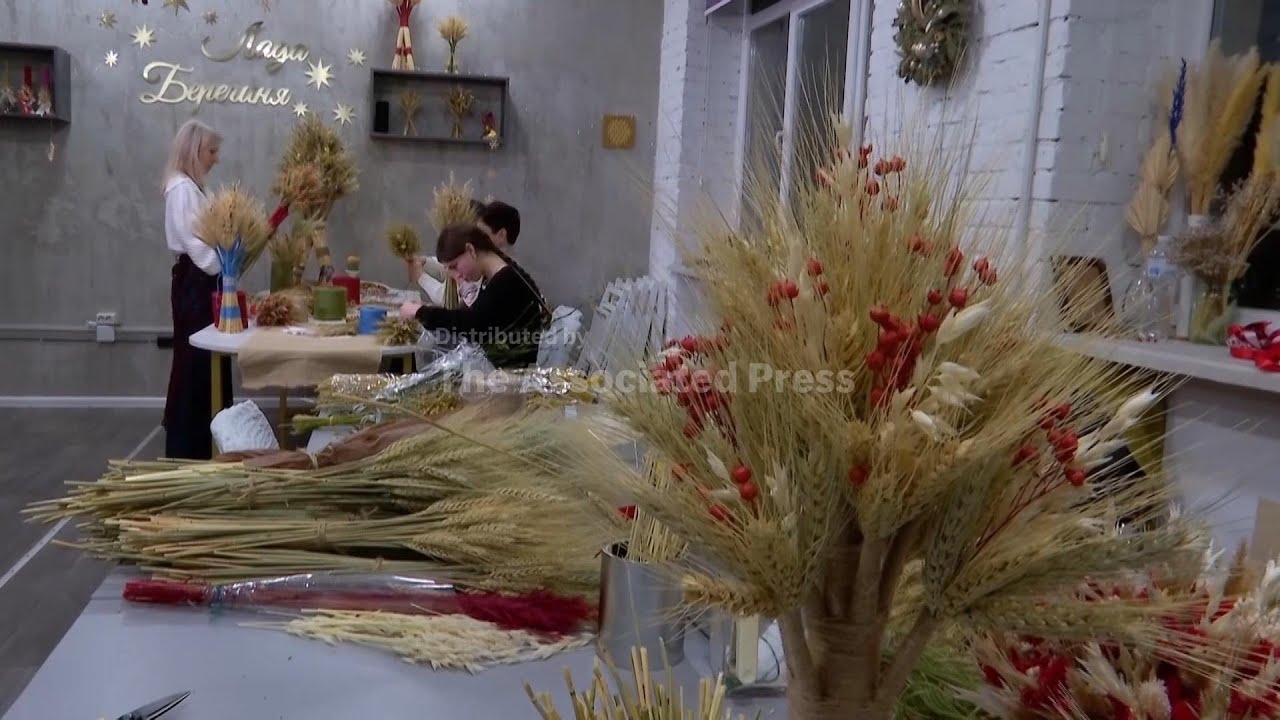 Ukrainians revive traditional wheat craft during wartime Christmas