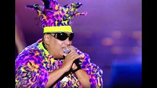 King África Canta “La Bomba” 