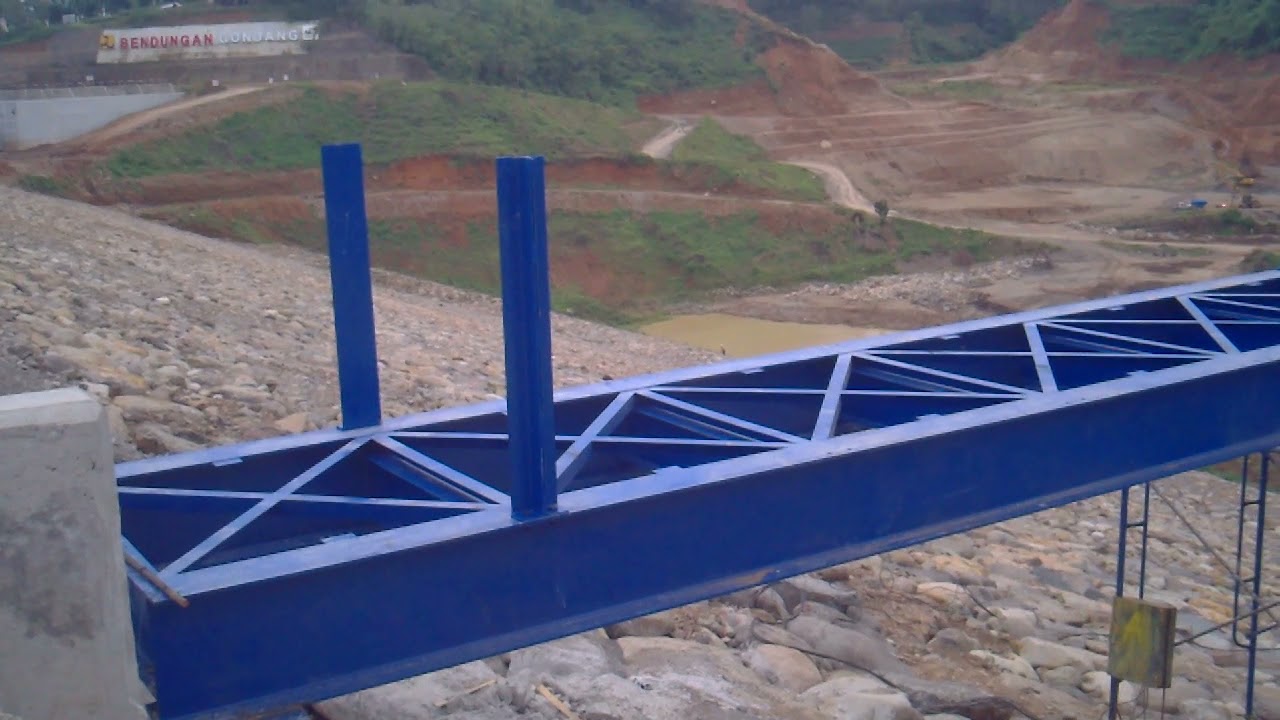 Setting gelagar induk jembatan intake