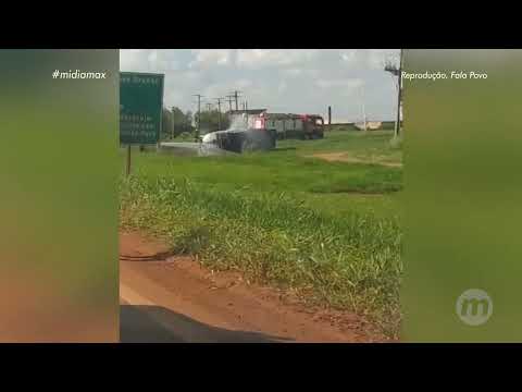 Caminhão com gasolina tomba na saída de Sidrolândia e mobiliza Corpo de Bombeiros
