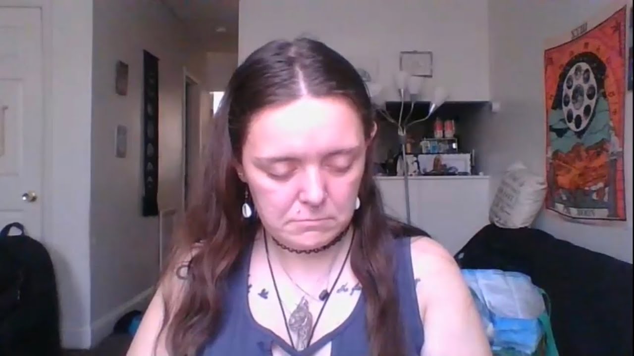 Эшли Райнер засыпает во время чтения | предупреждение о срабатывании