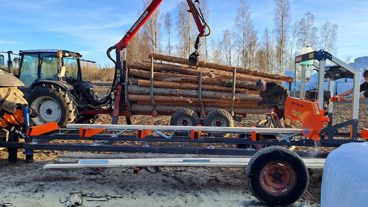 Robota tukkivannesahalla oman puun jalostusta ja esittelyä tositoimissa