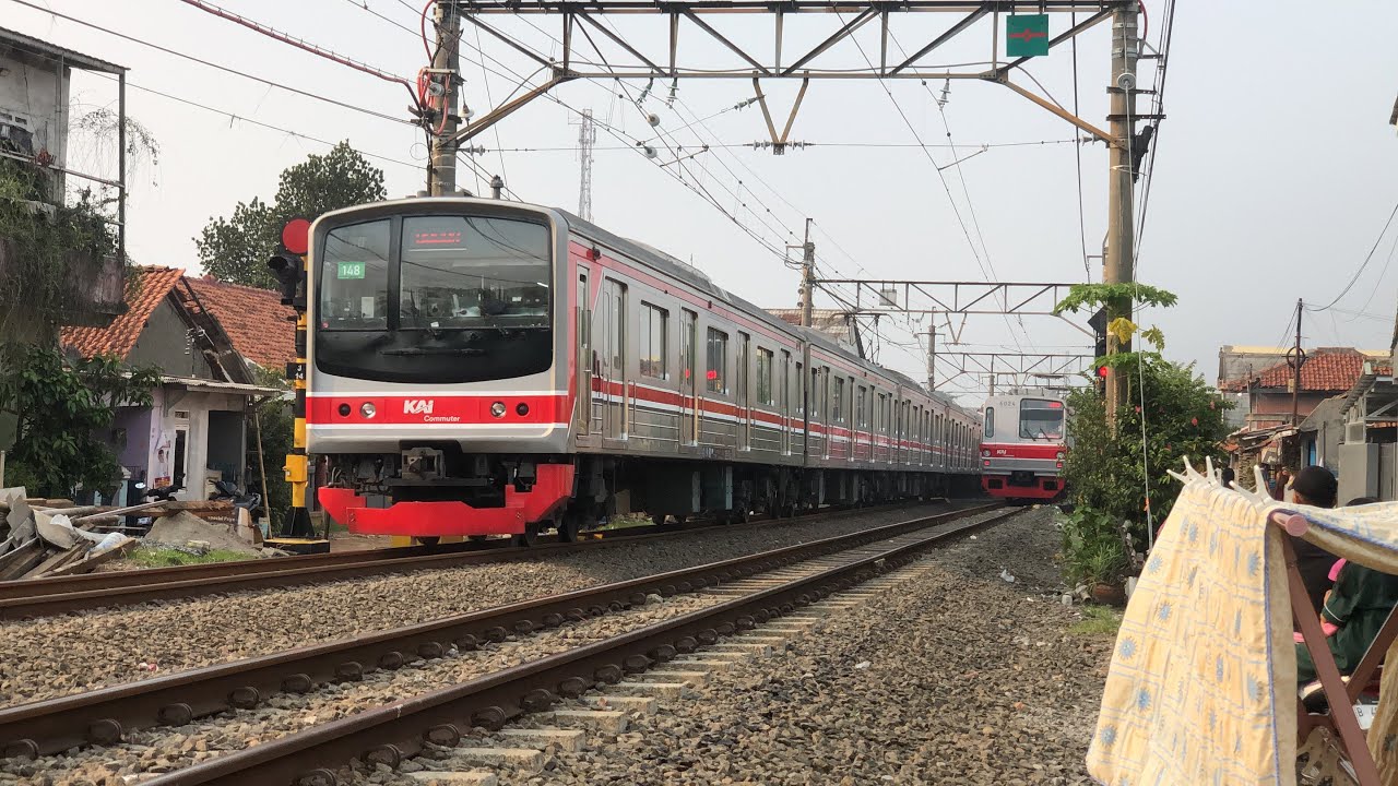 Kumpulan KRL Commuterline petak cilebut keluar masuk arah Bogor