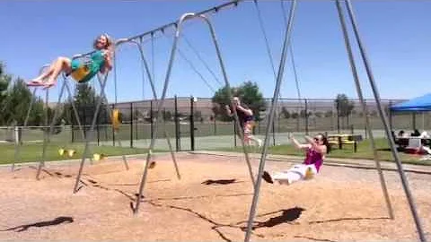 Big kids swing at the park - DayDayNews