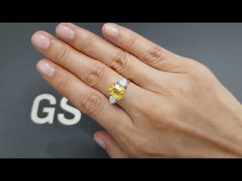 Top Golden color yellow sapphire in radiant cut 4.15 carats, Sri Lanka Video  № 4
